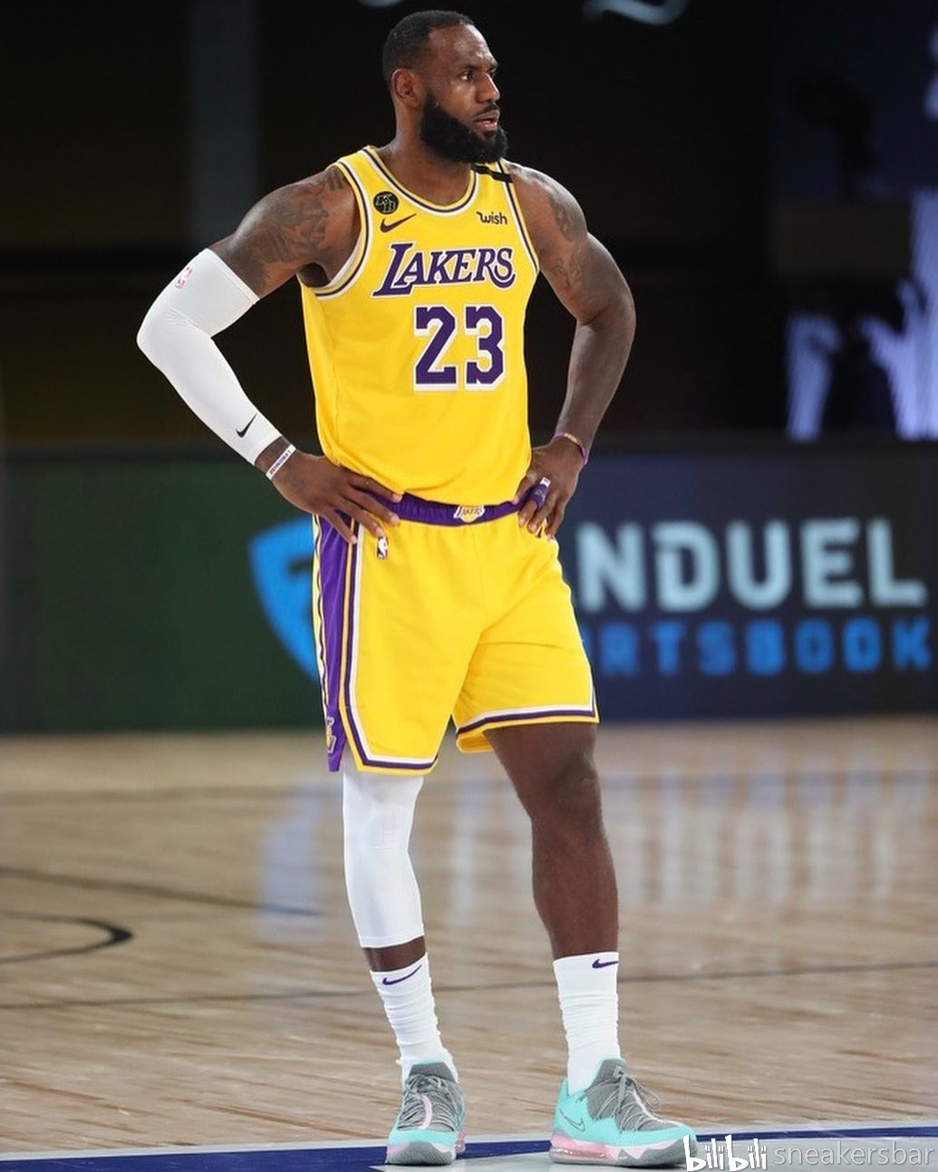 侧身面对防 侧身面对防